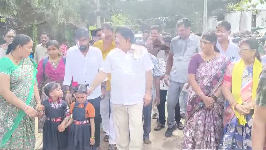 ఇంటింటికీ వెళ్లి పింఛన్లు ఇచ్చిన ఎమ్మెల్యే