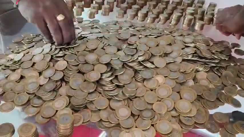 ₹10 కాయిన్స్ తో బైక్ కొనుగోలు.. వీడియో వైరల్