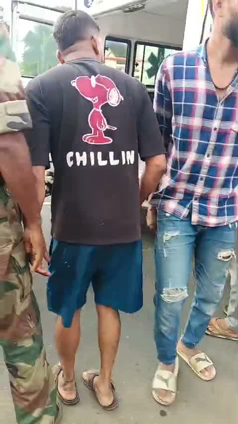 ఎస్కార్ట్ వాహనానికి ప్రమాదం.. 10 మందికి గాయాలు