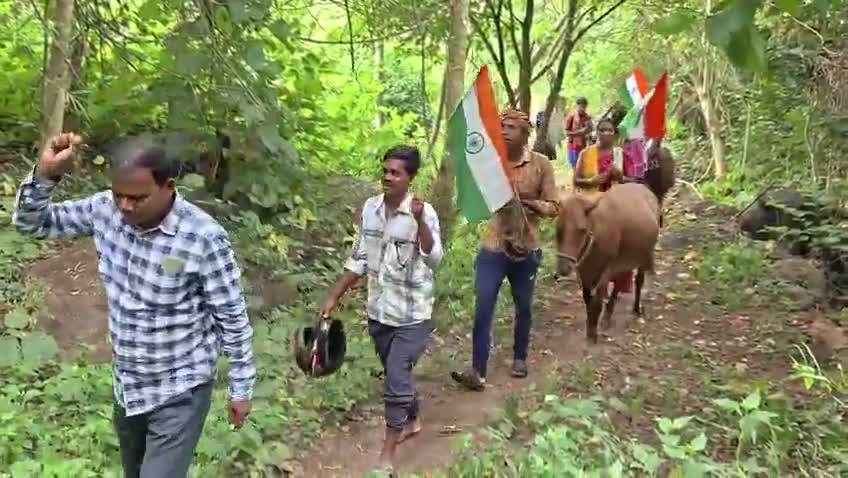 స్వాతంత్య్ర దినోత్సవ వేళ గిరిజనుల నిరసన..