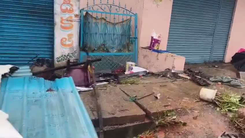 ఇంట్లోకి దూసుకెళ్లిన కారు