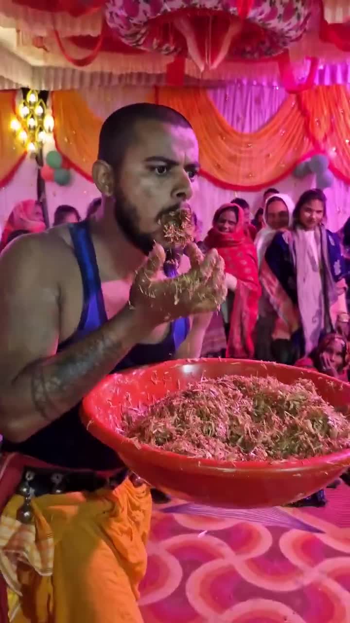 ఆవులా గడ్డి తింటూ షాకిచ్చిన వ్యక్తి!