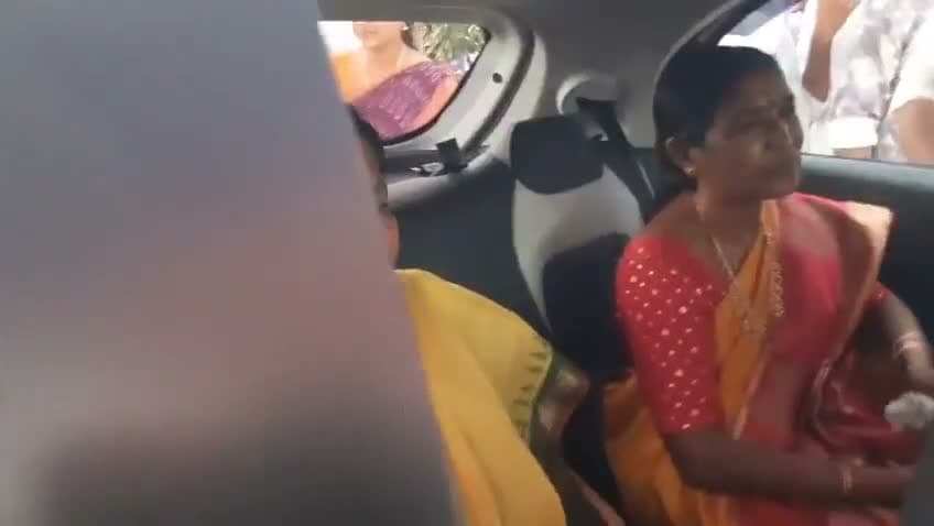 చదువు చెప్పిన గురువుకు వినూత్న బహుమతి