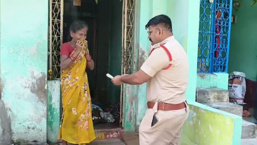 నిరుపేద మృతుడికి సీఐ సాయం..!