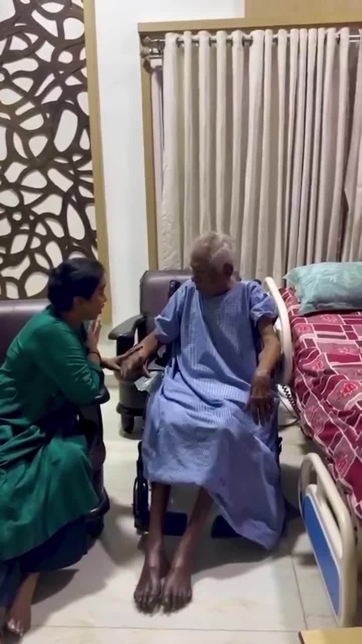 వీల్ చైర్ పై భారతీ రాజా