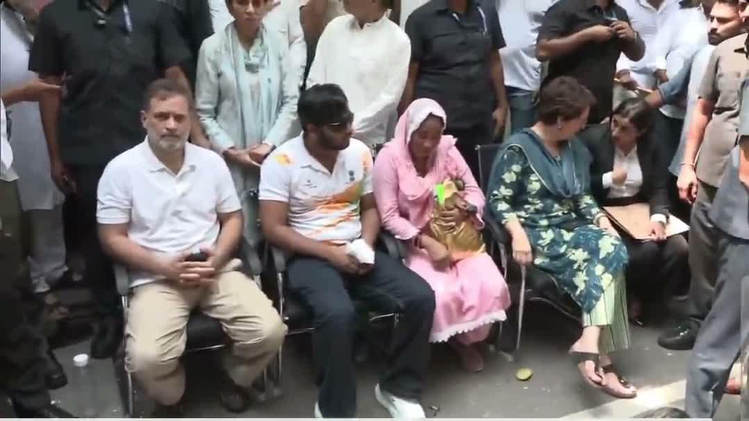 డీసీపీ కార్యాలయం బయట రాహుల్, ప్రియాంక ధర్నా