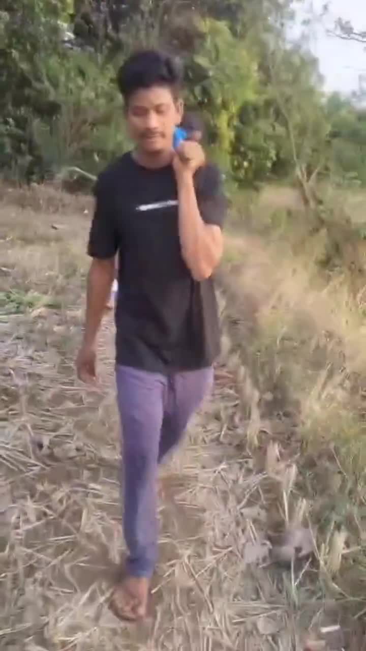 రోడ్డు లేక దారిలోనే మహిళ ప్రసవం!
