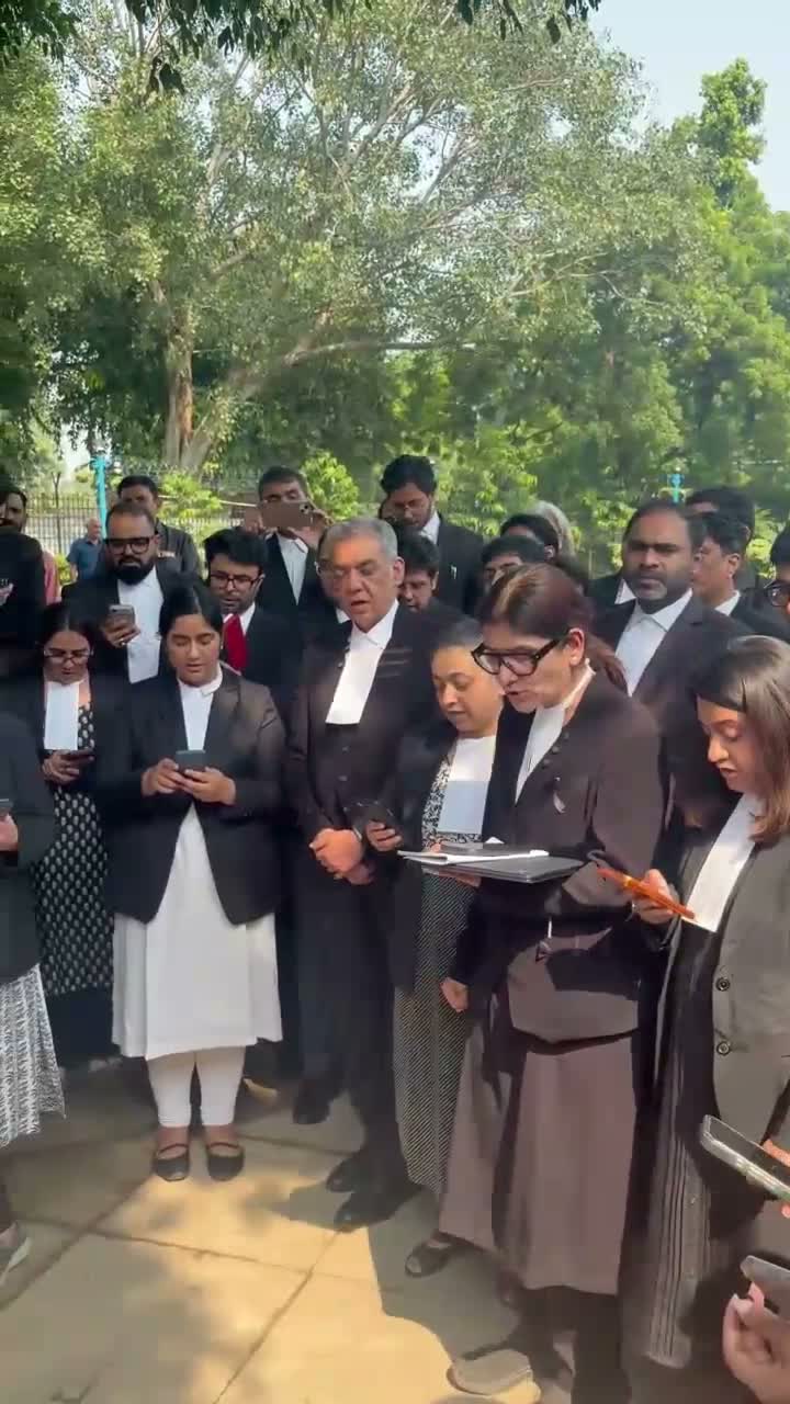 లాయర్లు భారీ ప్రొటెస్ట్: రాజ్యాంగ పీఠిక పఠనం!
