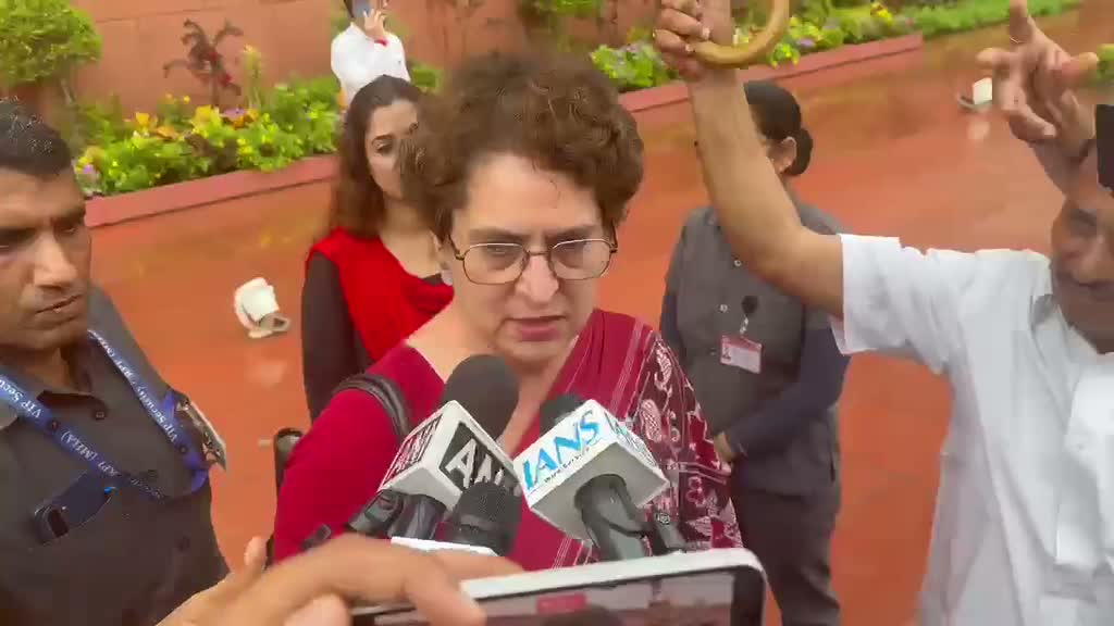 సీజేపీ కార్యకర్తలపై లాఠీచార్జ్ దారుణం: ప్రియాంకా గాంధీ