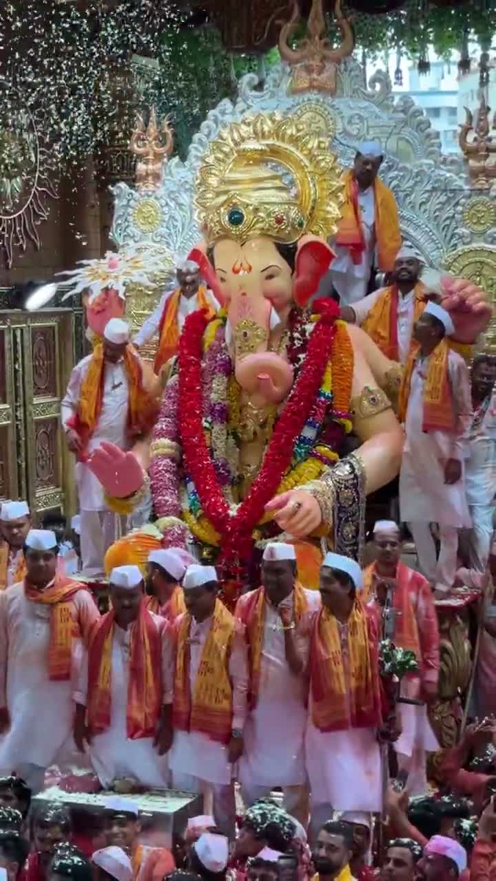 లాల్‌బాగ్ రాజా వెంట 5 లక్షల మంది భక్తులు