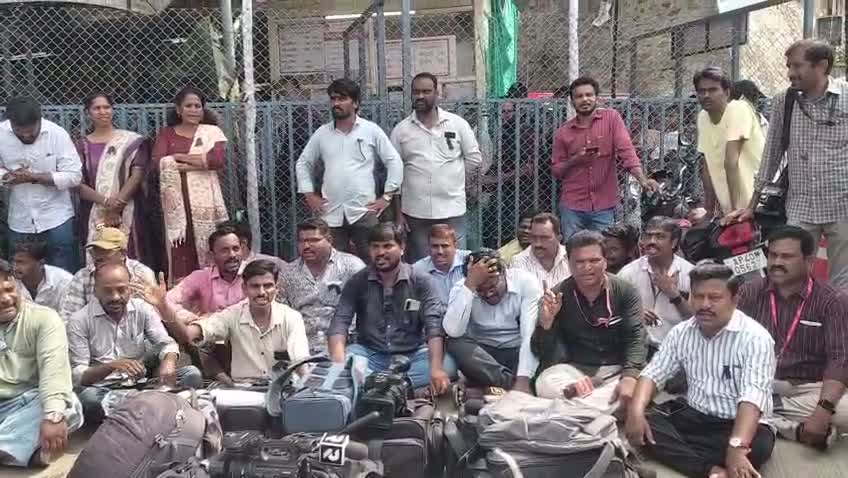 దుర్గమ్మ సన్నిధిలో మీడియాకు నో ఎంట్రీ?