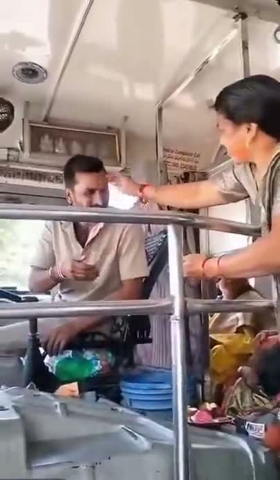రోడ్డుపై బస్సు ఆపి..తమ్ముడికి రాఖీ కట్టిన అక్క