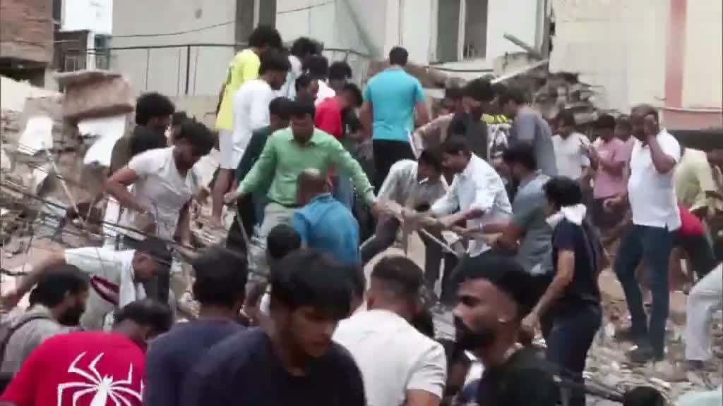 ఢిల్లీలో కుప్పకూలిన భారీ భవనం
