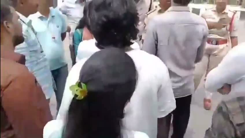 విద్యార్థిని జుట్టు పట్టుకొని లాగిన ఏపీ పోలీసులు?