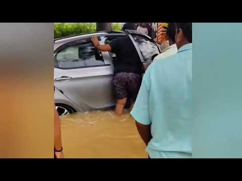 వరద నీటిలో కొట్టుకుపోయిన కారు