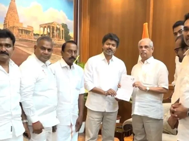గవర్నర్ ని కలిసిన విజయ్… కాంగ్రెస్ తో కలిసి ప్రభుత్వ ఏర్పాటుకు సిద్ధం
