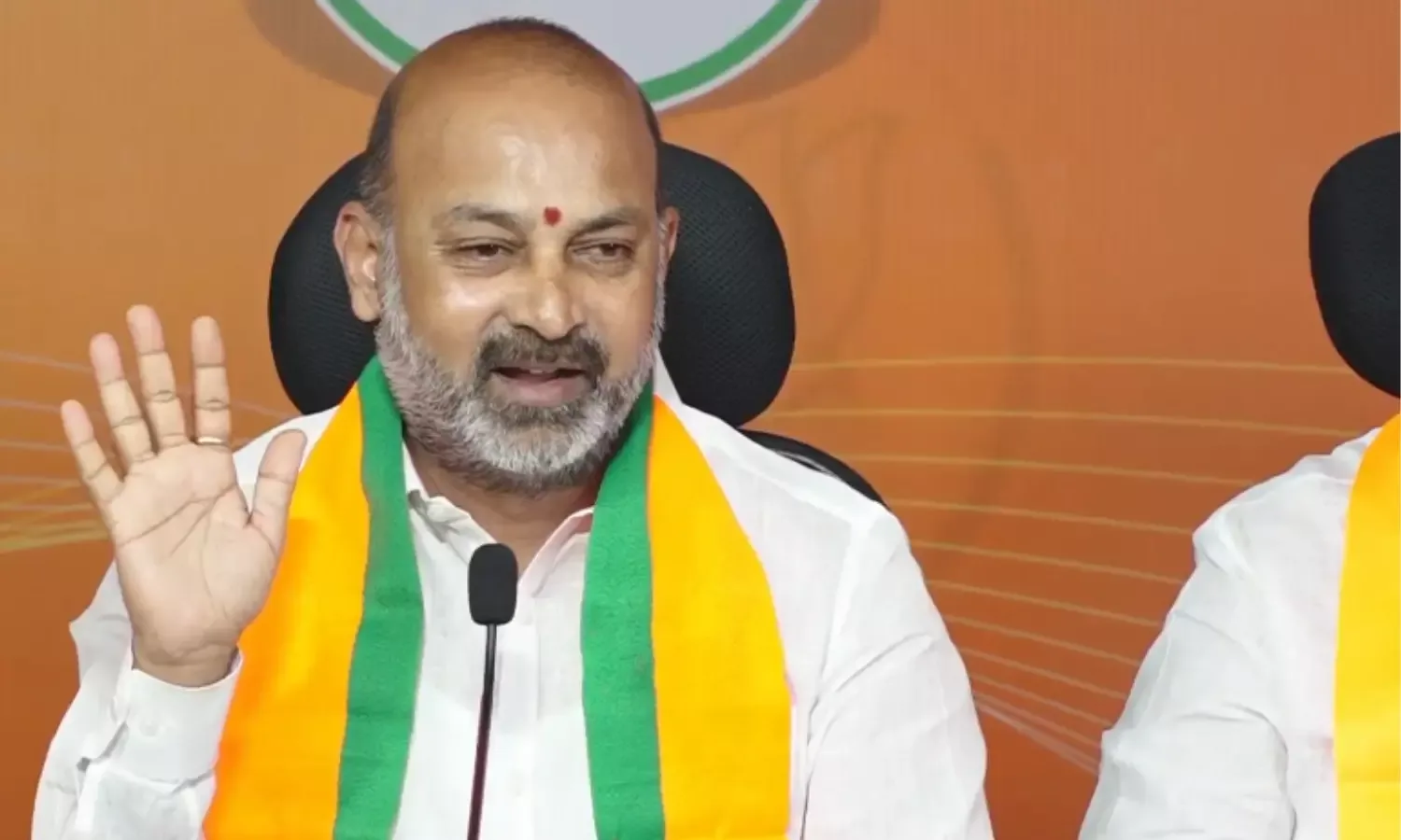 KCR ఫ్యామిలీ రూలింగ్ని ఎండ్ చేశాం: బండి సంజయ్!