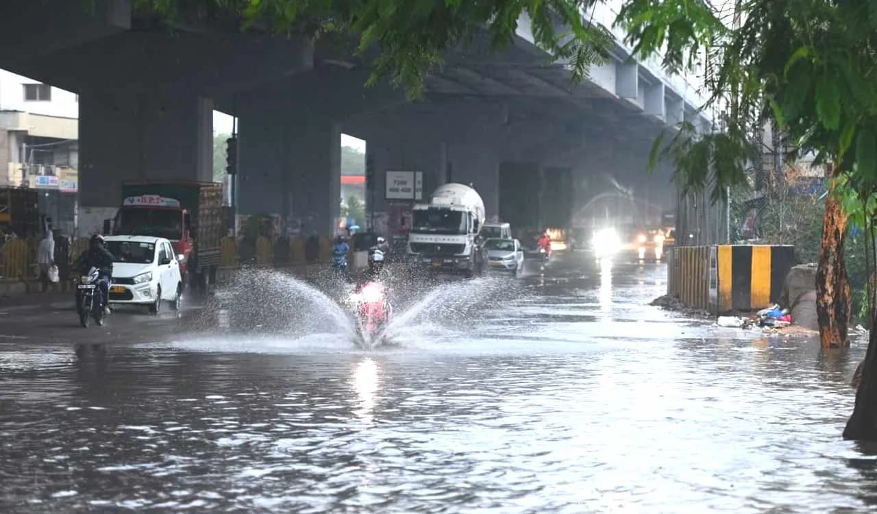 హైదరాబాద్ లో పలు ఏరియాల్లో దంచి కొడుతున్న వర్షం !!