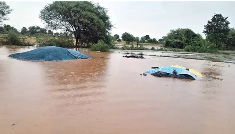 నీటమునిగిన ధాన్యం.. ఫార్మర్స్కు తీవ్ర నష్టం