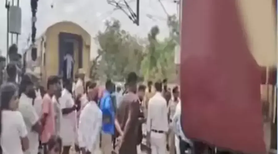 విడిపోయిన ట్రైన్ బోగీలు.. తప్పిన పెను ప్రమాదం