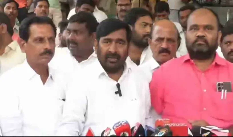 పవన్ కళ్యాణ్ పాకిస్తాన్లో ఉండాల్సిన వ్యక్తి: జగదీష్ రెడ్డి