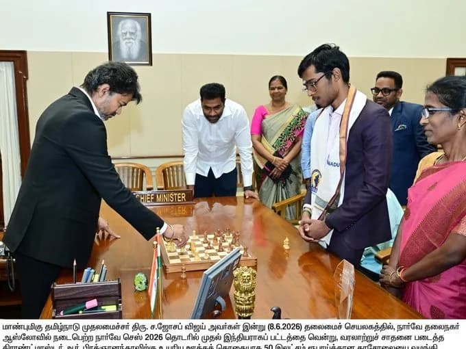 గ్రాండ్మాస్టర్ ప్రజ్ఞానందతో చెస్ ఆడిన CM విజయ్!