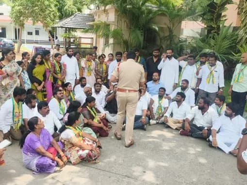 స్కూల్ ఎడ్యుకేషన్ డైరెక్టరేట్ ముట్టడి.. TRS నాయకుల అరెస్ట్