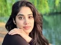 నెగటివ్ రివ్యూకి లైక్ కొట్టి ..ఆపై తీసేసిన జాన్వీ !