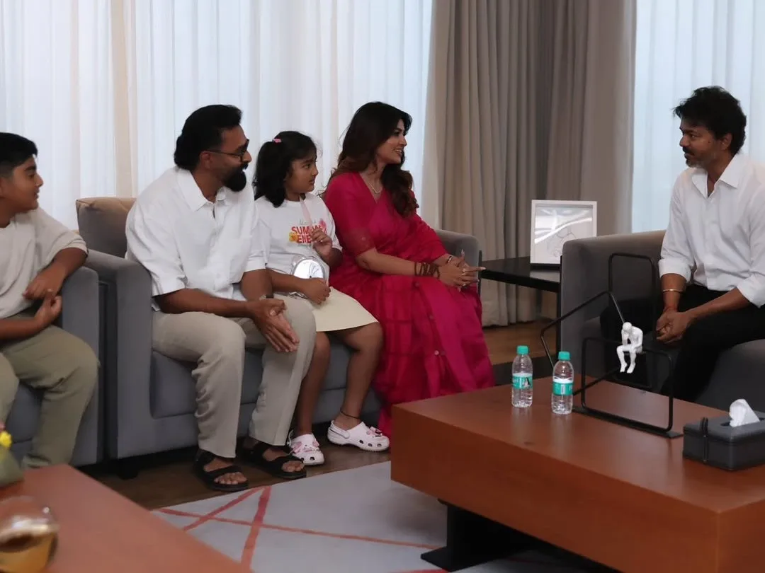CM విజయ్ను కలిసిన హీరోయిన్ స్నేహ..
