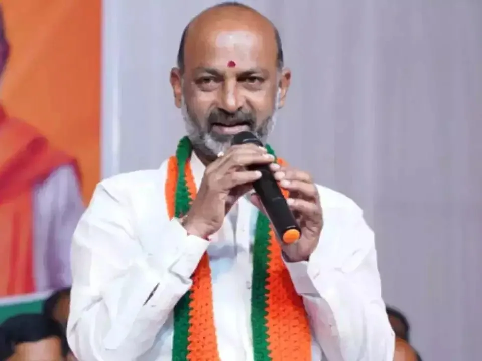 స్వచ్ఛపాఠశాల పేరుతో బండి సంజయ్ వినూత్న ప్రొగ్రామ్