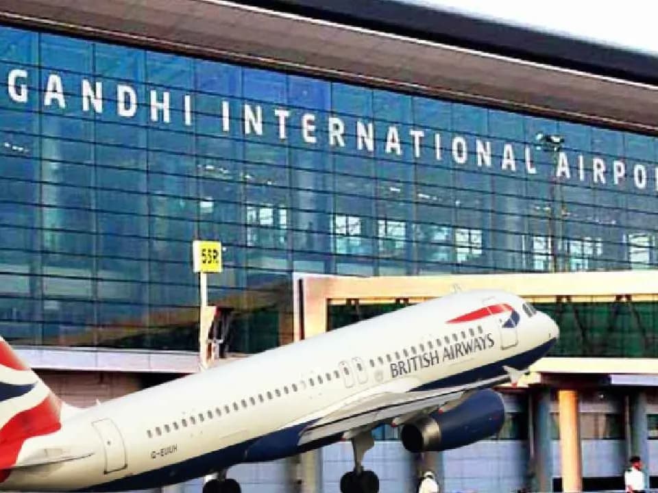 శంషాబాద్ ఎయిర్పోర్ట్కు బాంబు బెదిరింపు