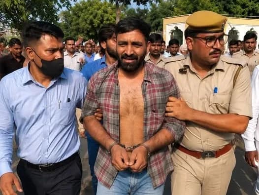 RSS కార్యకర్తకు దేహశుద్ధి: కాక్రోచెస్