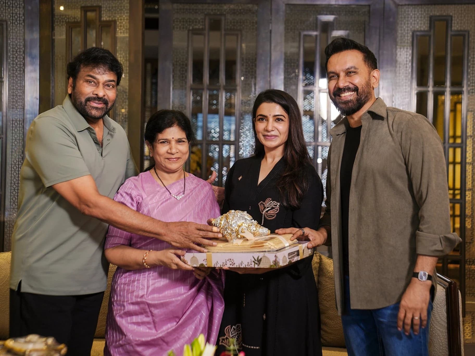 చిరుని కలిసిన 'మా ఇంటి బంగారం' టీమ్..