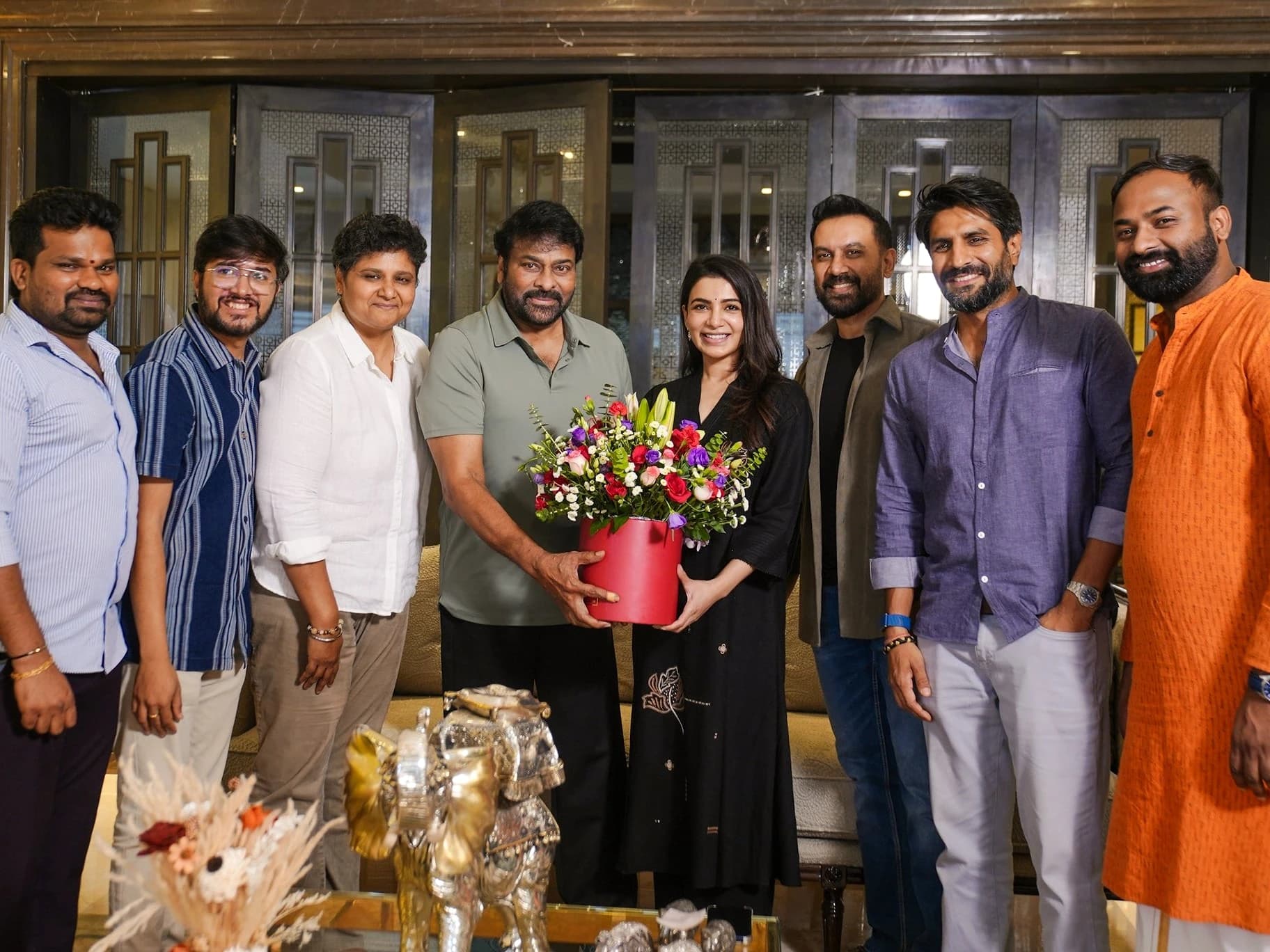 చిరుని కలిసిన 'మా ఇంటి బంగారం' టీమ్..