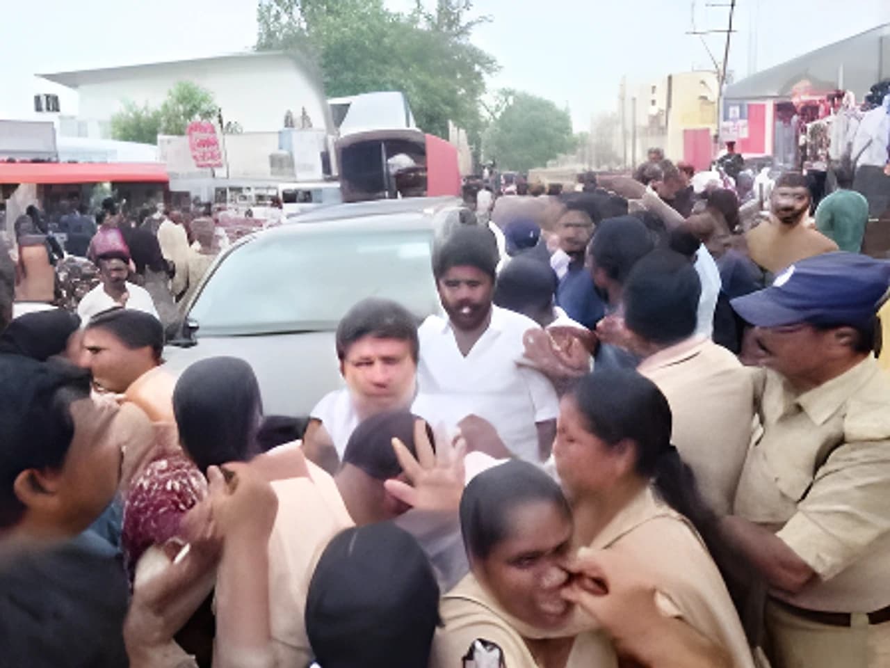 YCP, TDP శ్రేణుల తోపులాట.. ఉండవల్లిలో ఉద్రిక్తత