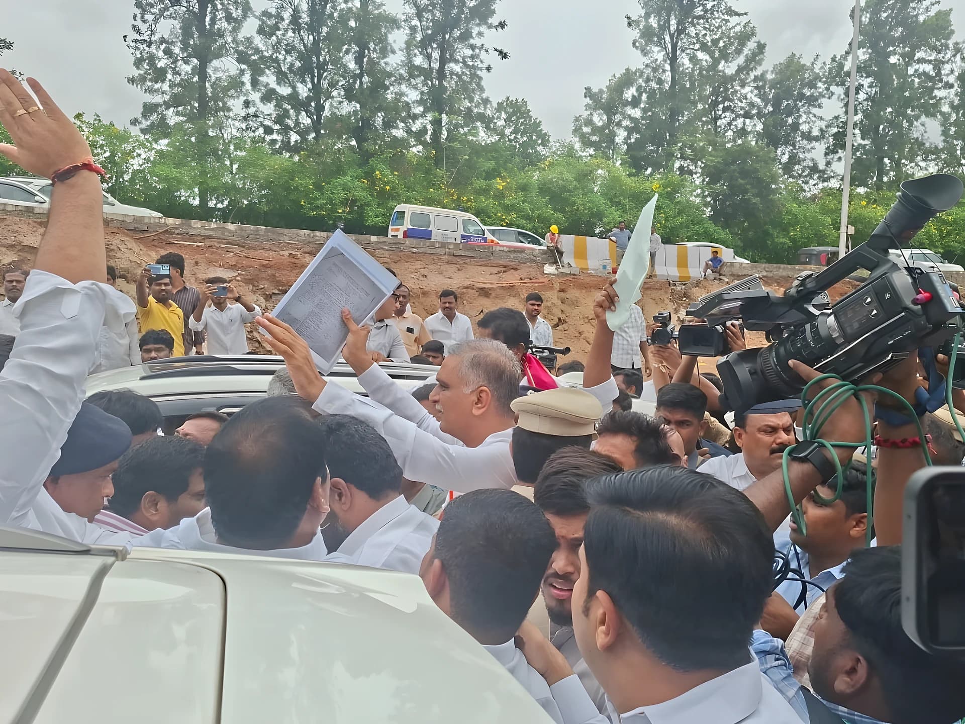 హరీష్ రావును అడ్డుకున్న పోలీసులు.. టెన్షన్ టెన్షన్