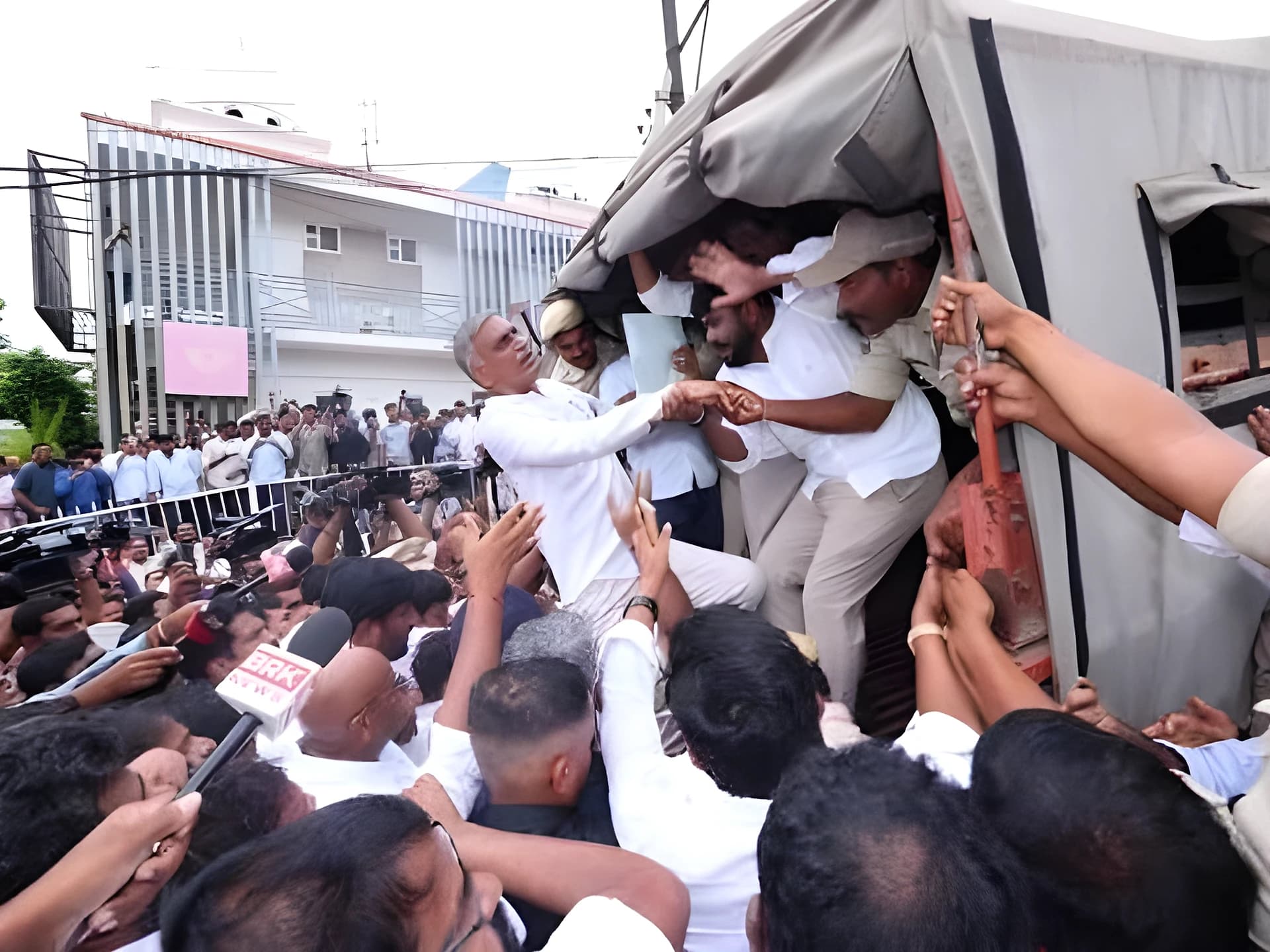 సవాల్కు సవాల్.. హైదరాబాద్లో రాజకీయ రచ్చ