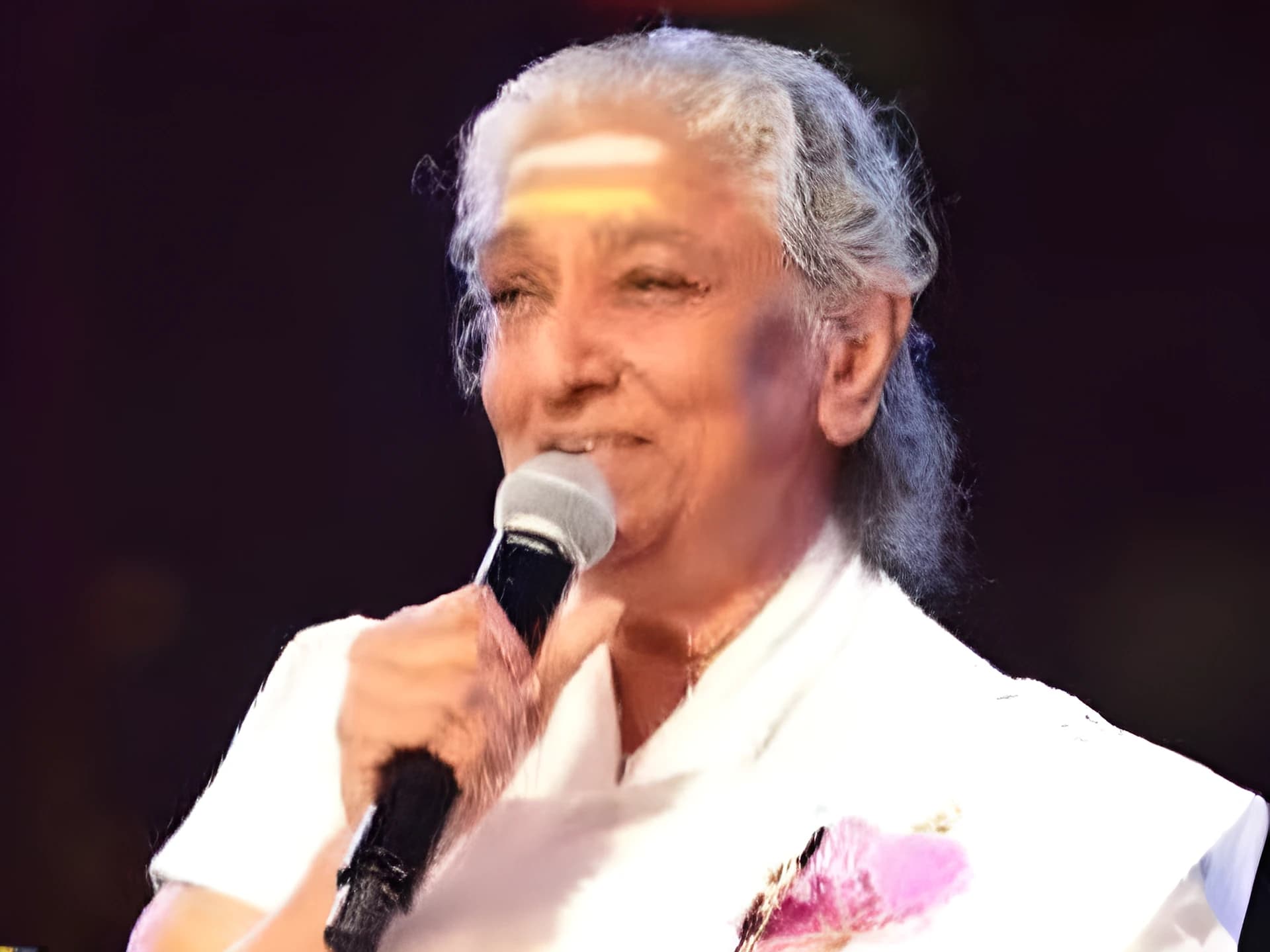17 భాషలు .. వేల వేల పాటలు