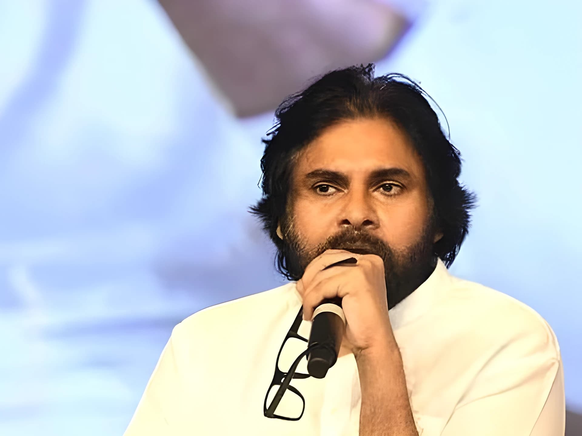 గాయని జానకికి పవన్ కల్యాణ్ నివాళులు !
