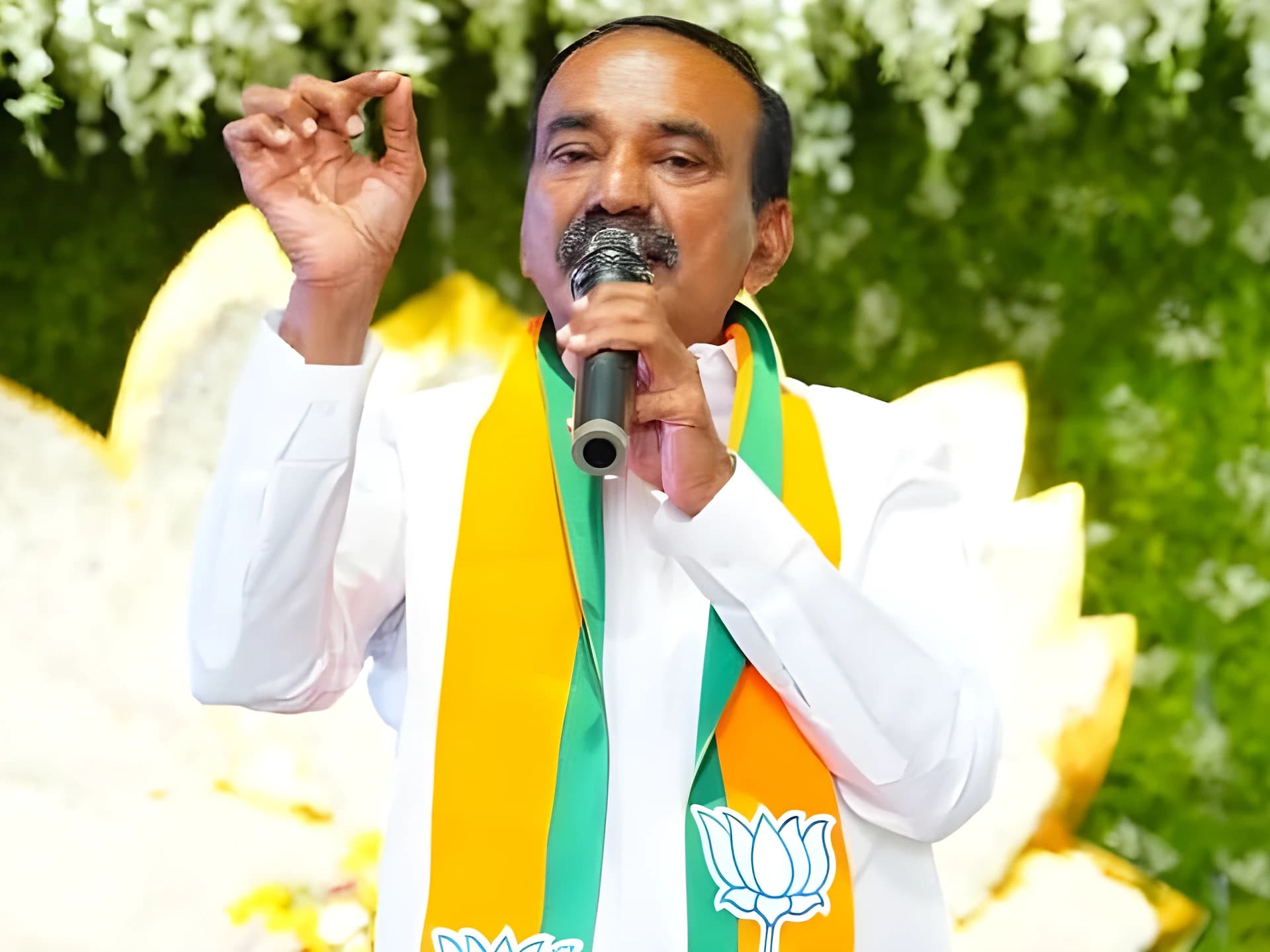 CM హెడ్లైన్స్ కోసమే మాట్లాడుతున్నారు