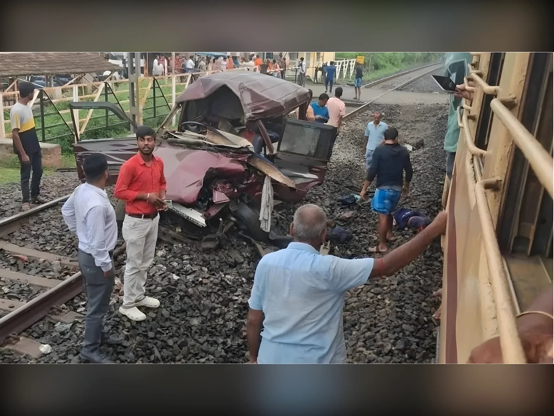 స్కూల్ బస్సును ఢీకొట్టిన రైలు