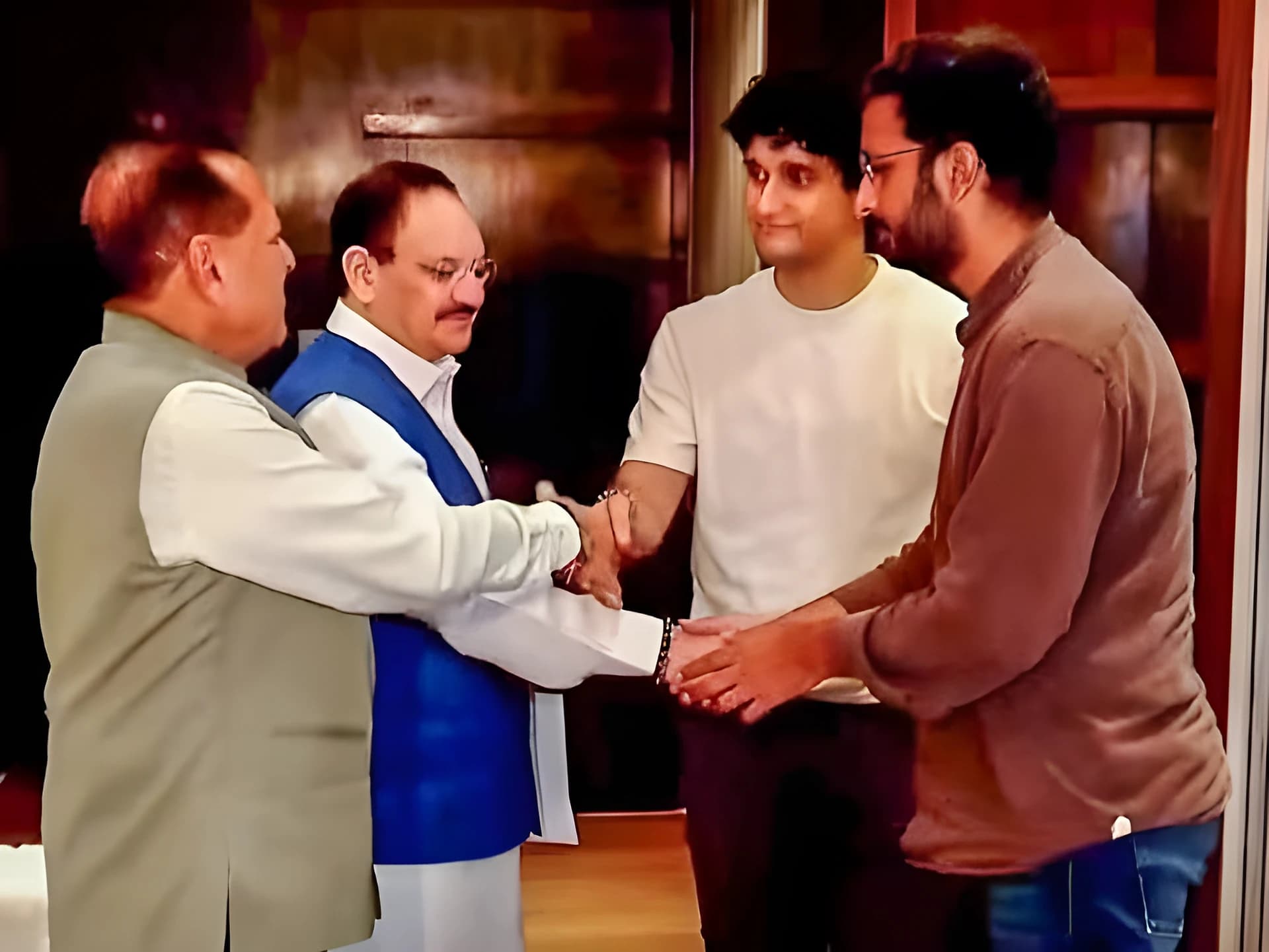 రాజీనామాపై తేలని చర్చలు.. ఉత్కంఠ