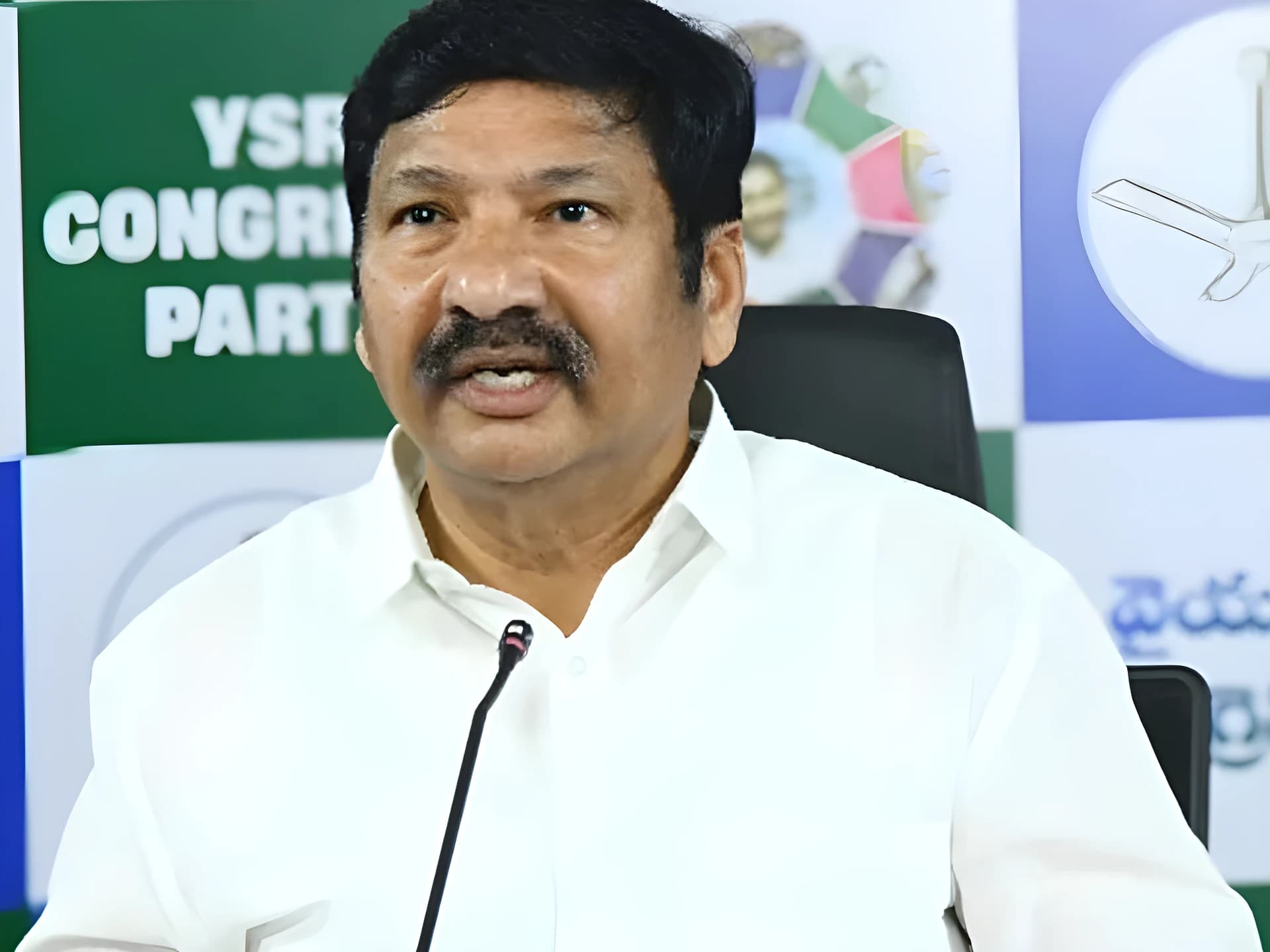 మాజీ మంత్రి జోగి రమేష్పై కేసు