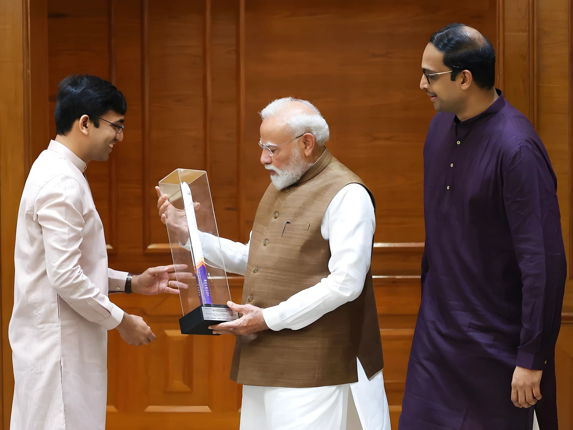 ప్రధాని మోదీని కలిసిన స్కైరూట్ ఫౌండర్స్