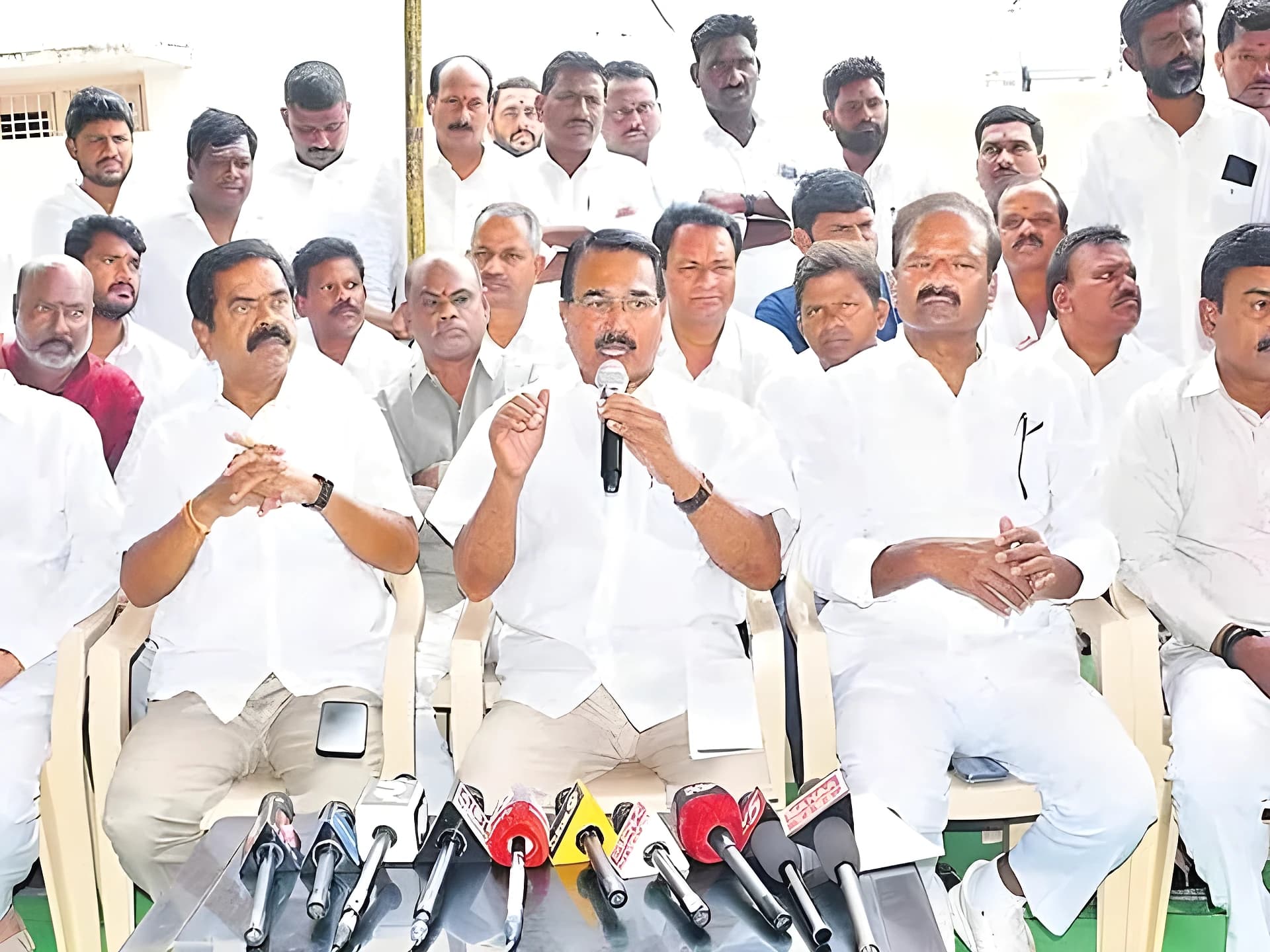 రైతులపై కాంగ్రెస్ కక్ష కట్టింది: సింగిరెడ్డి