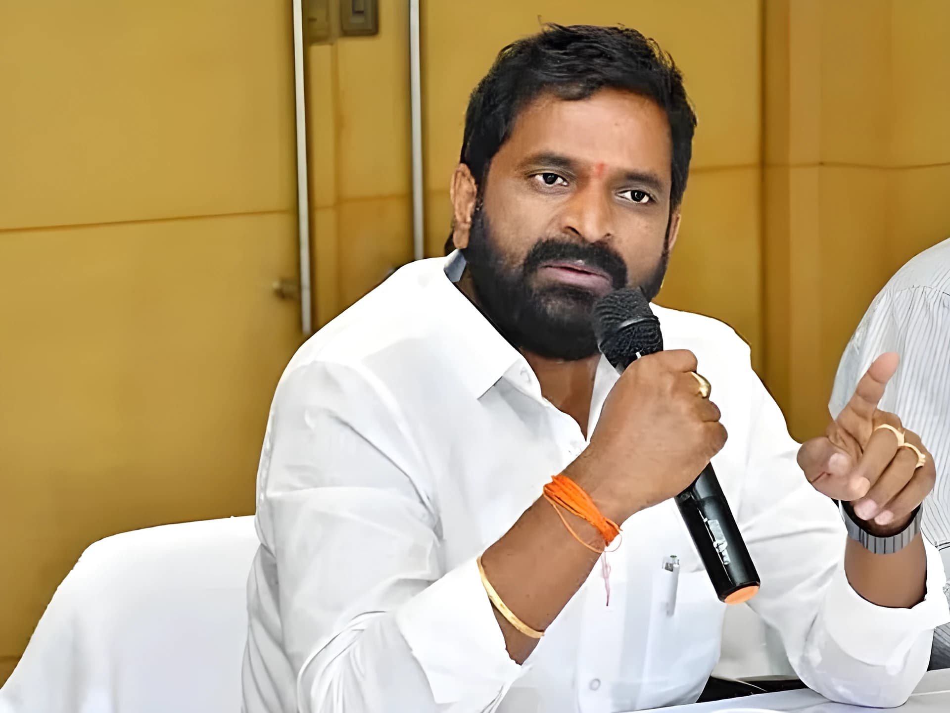 వరద నీళ్లు వస్తున్నా.. పంప్లు ఆన్ చేయడం లేదు