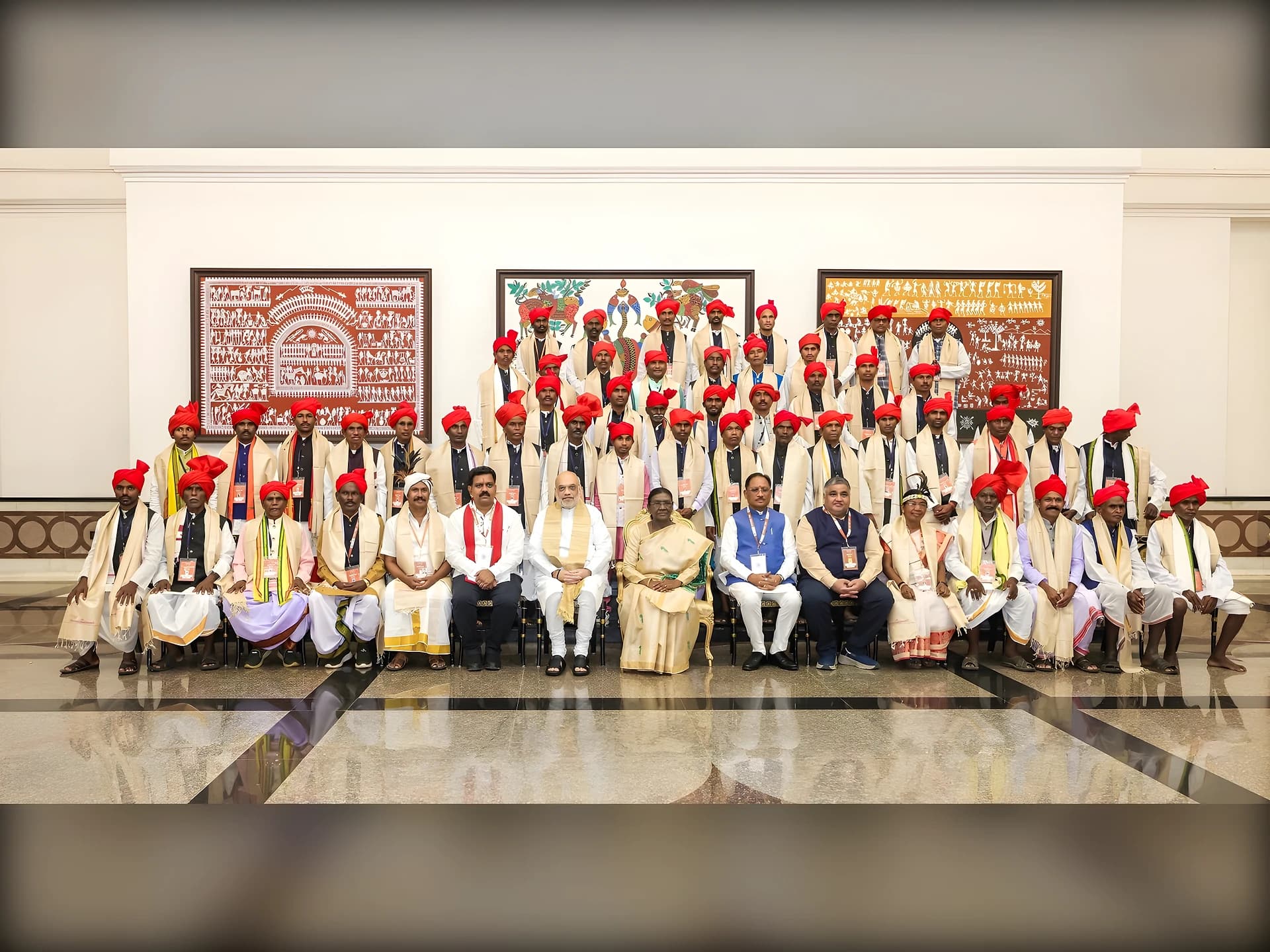 నెమలి ఈకల తలపాగాలతో రాష్ట్రపతి భవన్లో సందడి!