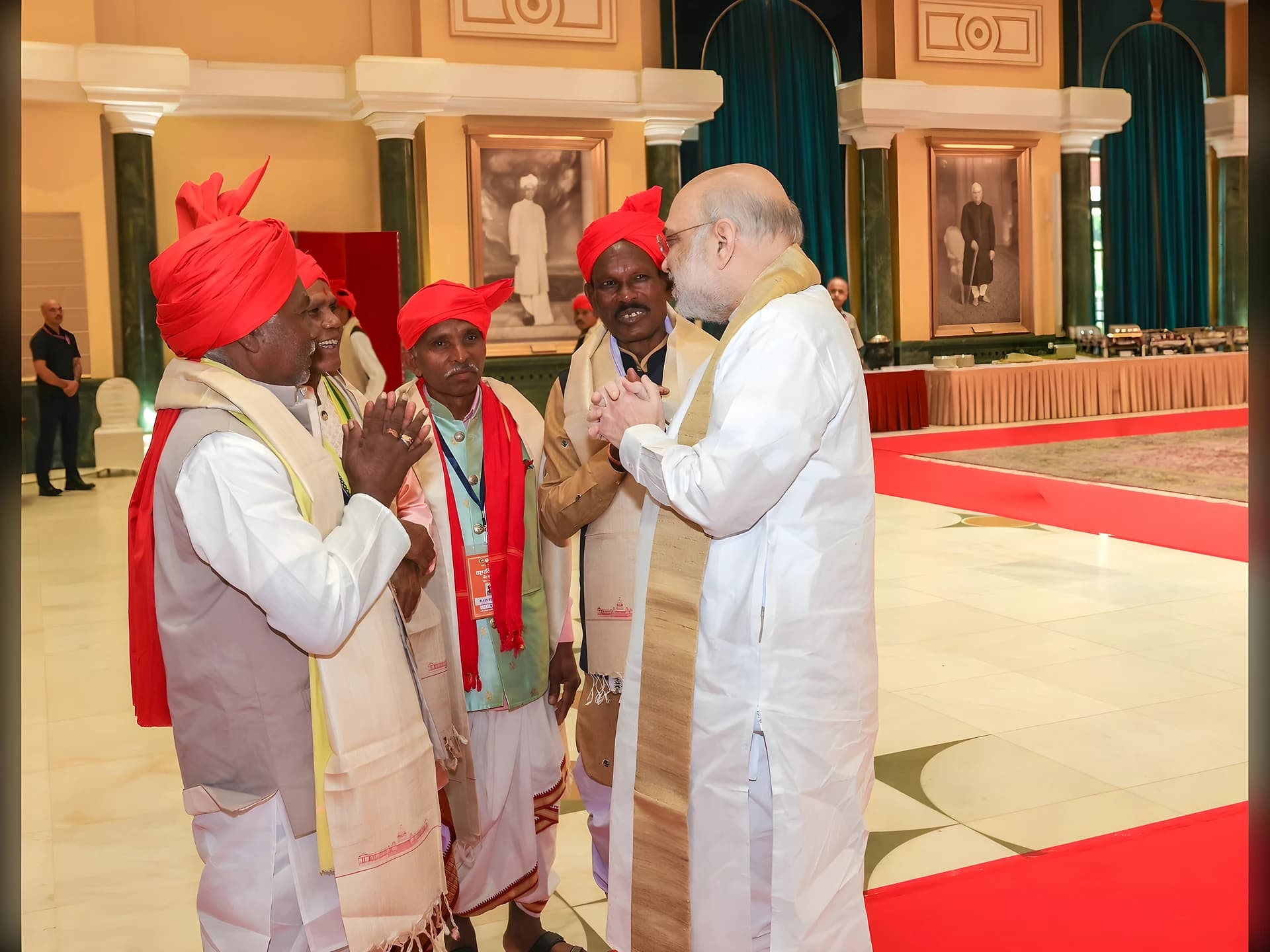 నెమలి ఈకల తలపాగాలతో రాష్ట్రపతి భవన్లో సందడి!