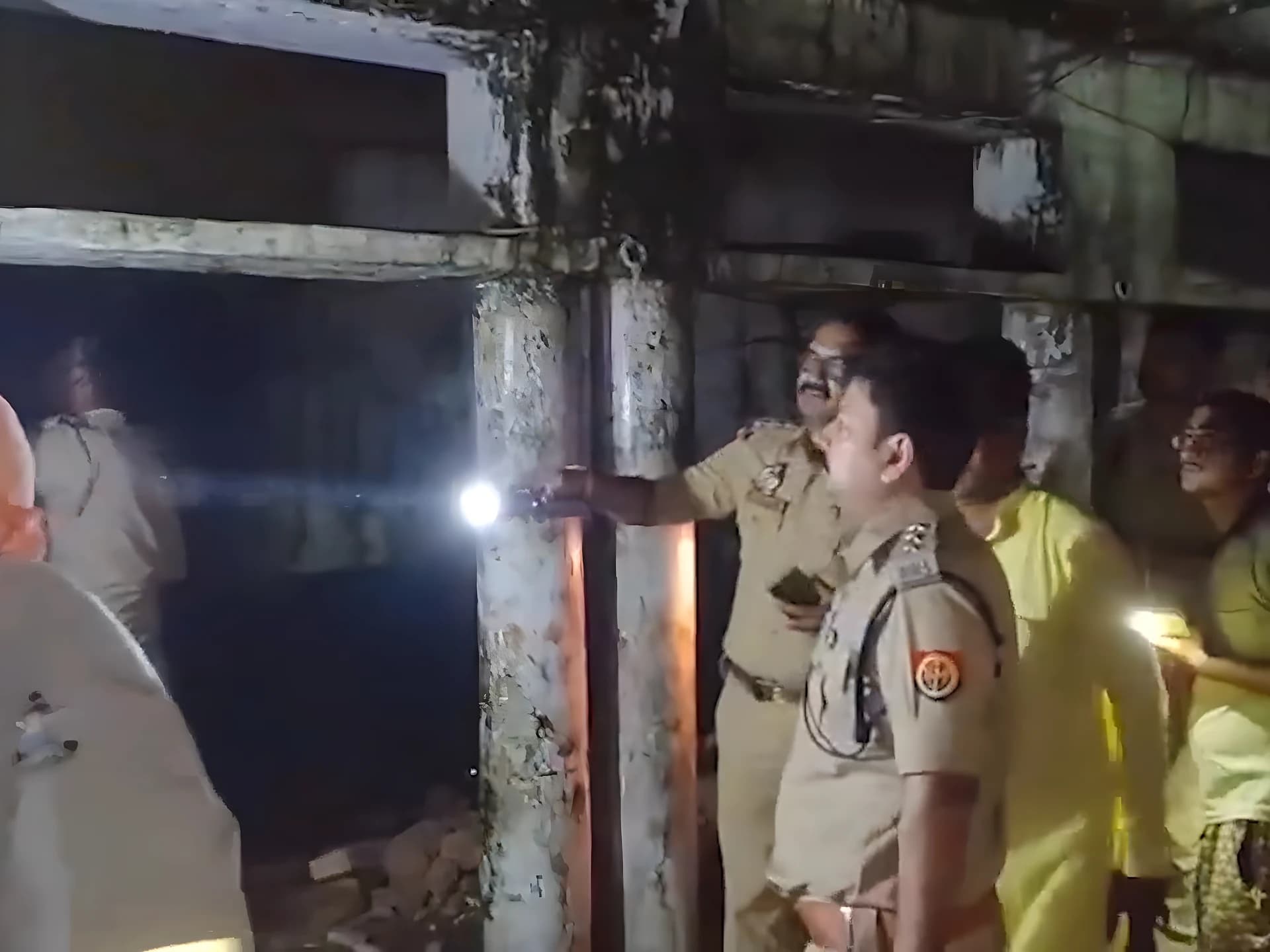 కూలిన ఇంటి పైకప్పు.. ఒకే కుటుంబానికి చెందిన ఆరుగురు?