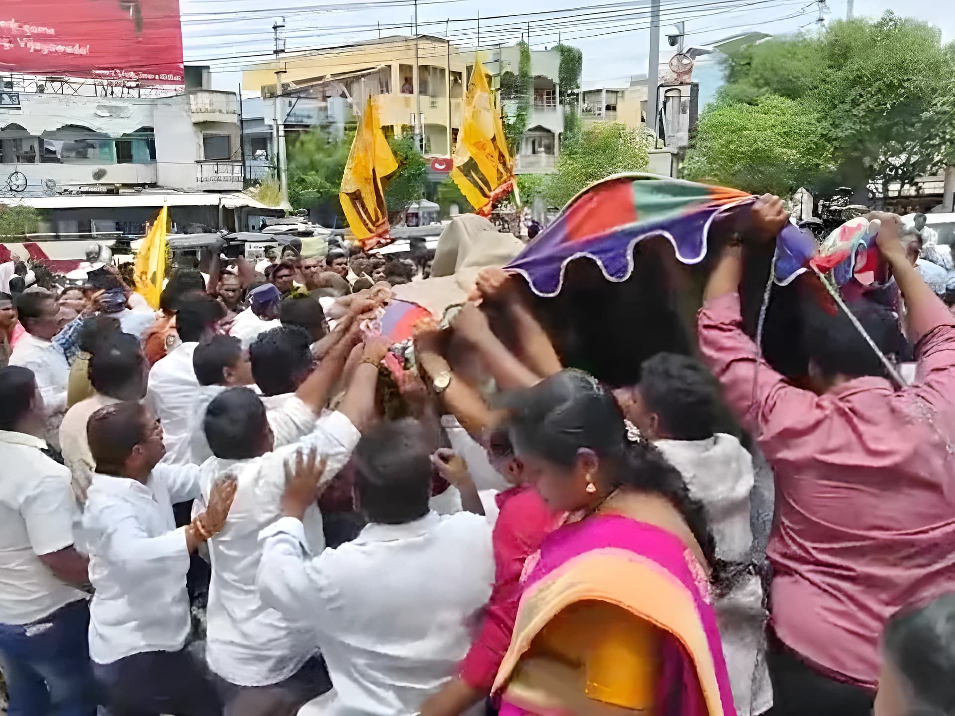 YSRCP దీక్షలో ఉద్రికత్త..టెంట్ తొలగింపు